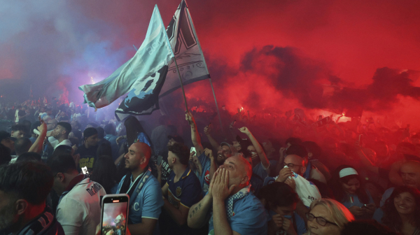 Nestvarne slike – Napulj gori!  FOTO/VIDEO