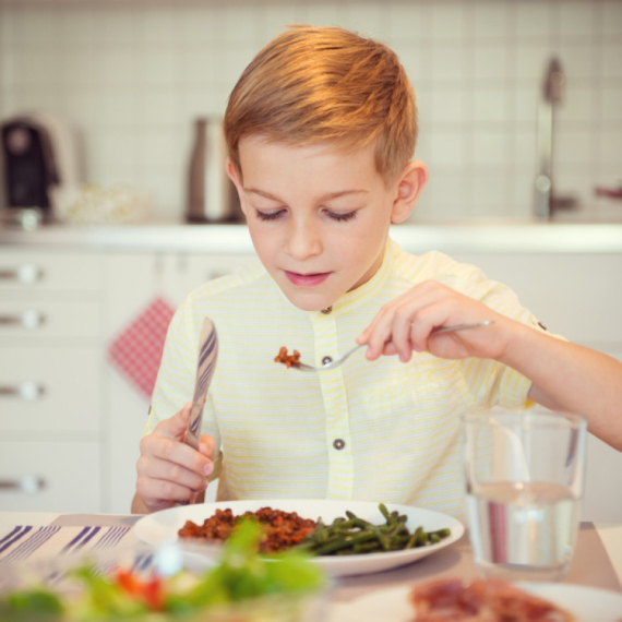 Hrana prilagođena deci: Šta sve utiče na formiranje navika u ishrani