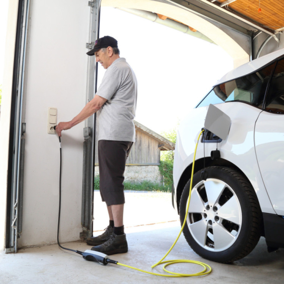 Uvode porez po pređenom kilometru za električna vozila: Putevi se neće sami popraviti