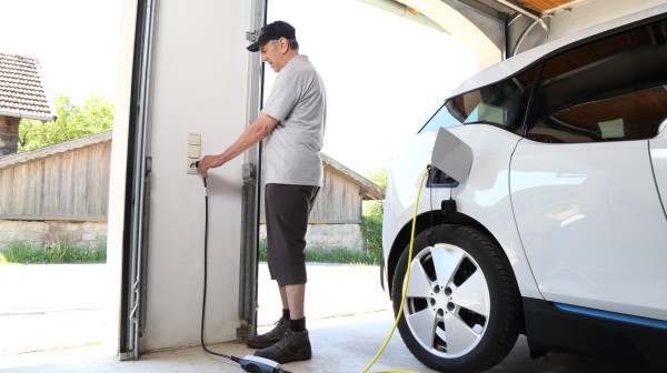 Uvode porez po pređenom kilometru za električna vozila: Putevi se neće sami popraviti