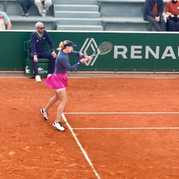 Nina Stojanović predajom završila nastup u Parizu