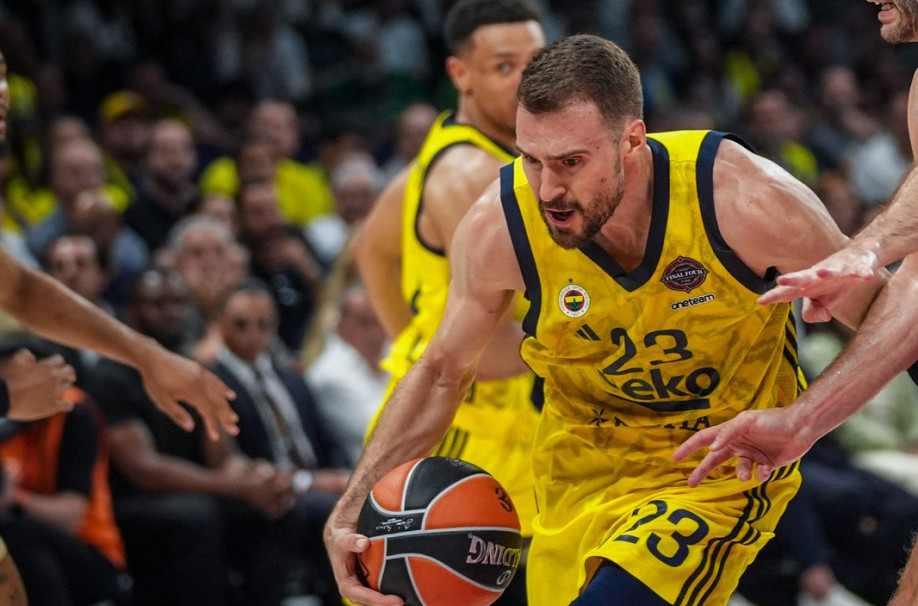 Kakav gest kapitena – Gudurić sa trobojkom podigao trofej Evrolige VIDEO