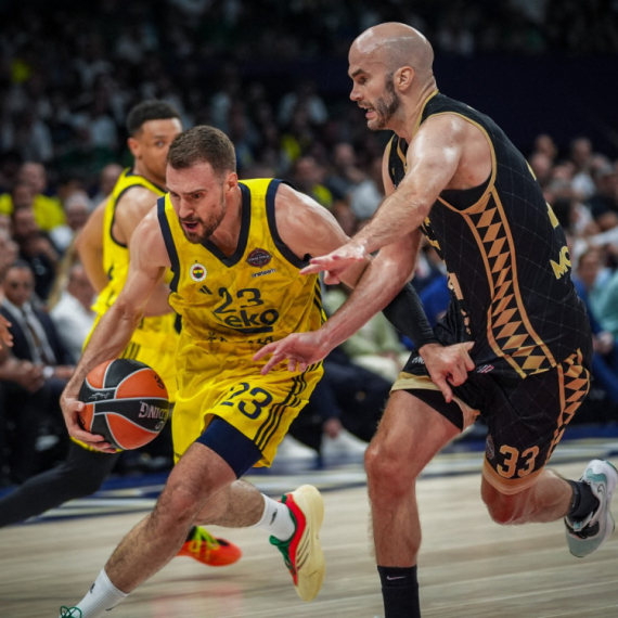 Kakav gest kapitena – Gudurić sa trobojkom podigao trofej Evrolige VIDEO