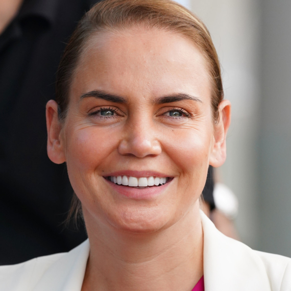 Prvo pojavljivanje Jelene Dokić posle očeve smrti: Osmeh od uveta do uveta FOTO