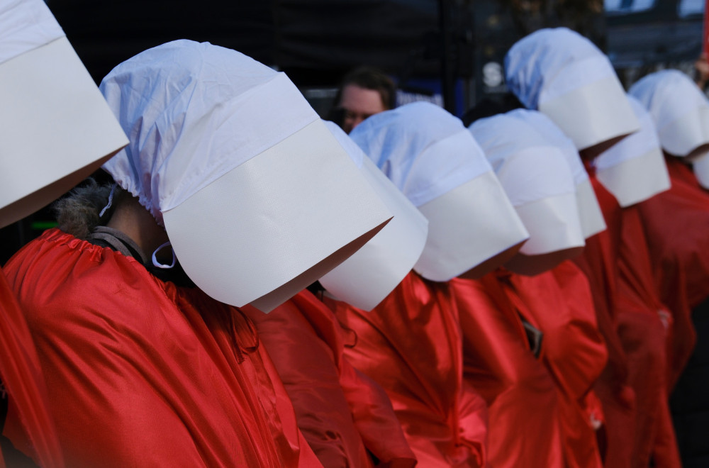 Šok i oduševljenje: Tejlor Svift i jeziva scena u "The Handmaid's Tale" VIDEO