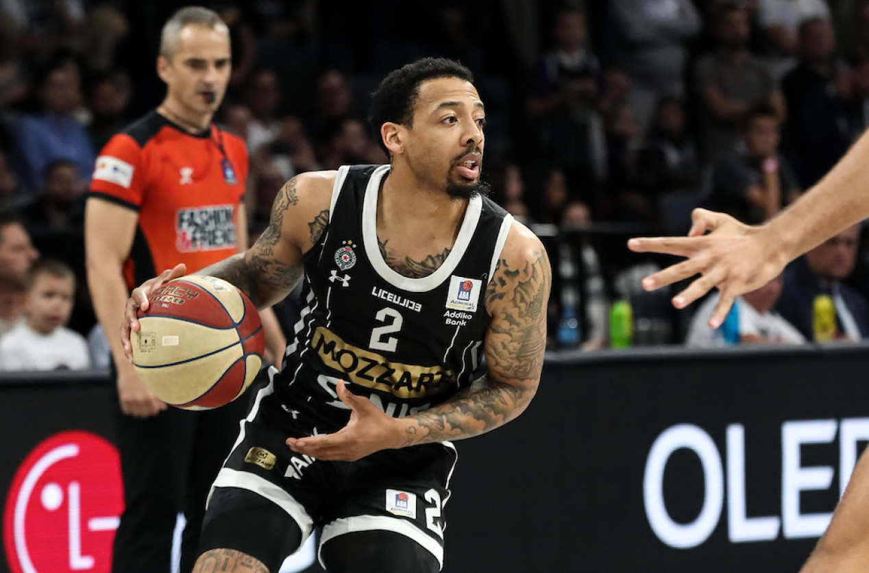 Obradović saopštio loše vesti – Karlik sa štakama napustio dvoranu FOTO