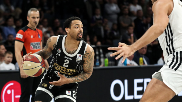 Obradović saopštio loše vesti – Karlik sa štakama napustio dvoranu FOTO