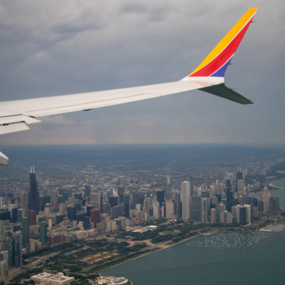 Poznata avio-kompanija počinje da naplaćuje prtljag: Ukinuta besplatna usluga