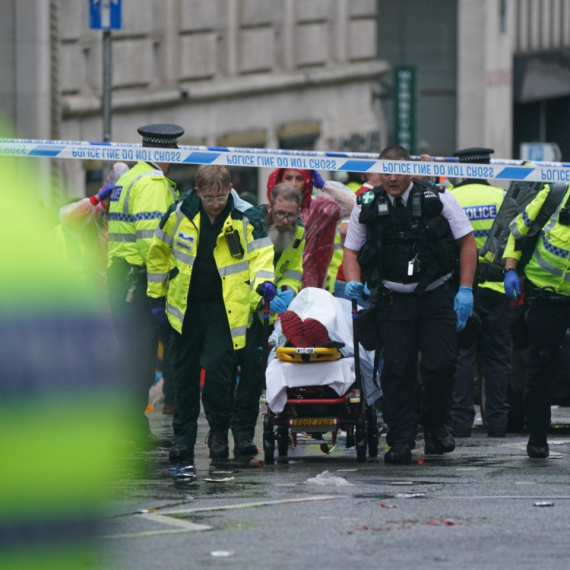 Automobil uleteo među navijače Liverpula tokom proslave titule VIDEO