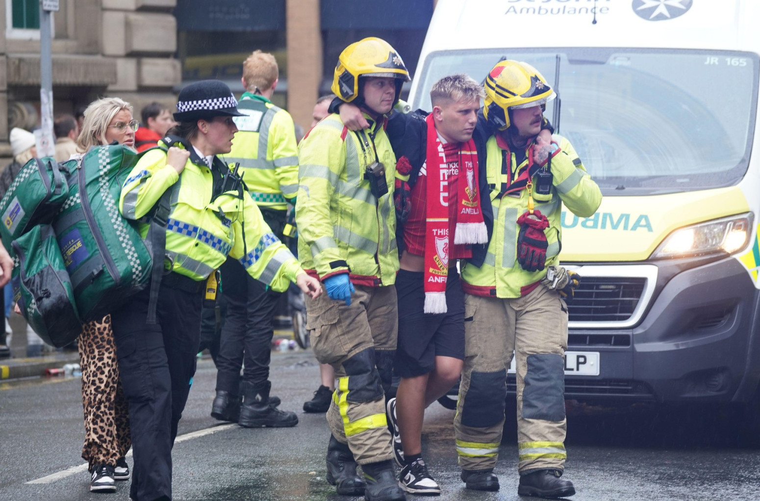Dve osobe teško povređene, od kojih jedno dete, u incidentu na paradi u Liverpulu