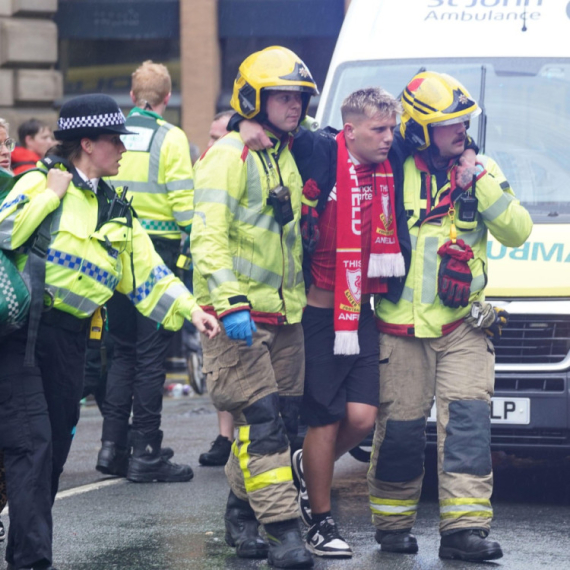 Dve osobe teško povređene, od kojih jedno dete, u incidentu na paradi u Liverpulu