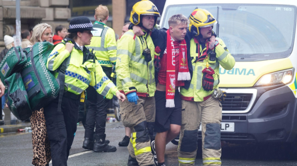 Dve osobe teško povređene, od kojih jedno dete, u incidentu na paradi u Liverpulu