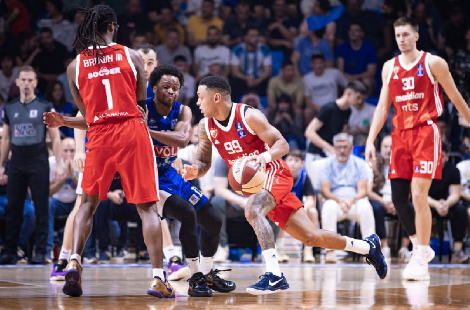 Drama, prekid i haos: Zvezda se raspala u Podgorici – Budućnost "pregazila" crveno-bele