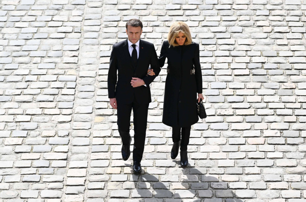 Ceo svet priča o "šamaru" Brižit Makron; Oglasila se i Moskva