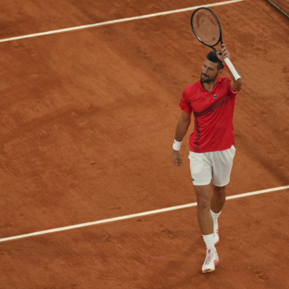 Rolan Garos iznenadio Đokovića peharom VIDEO