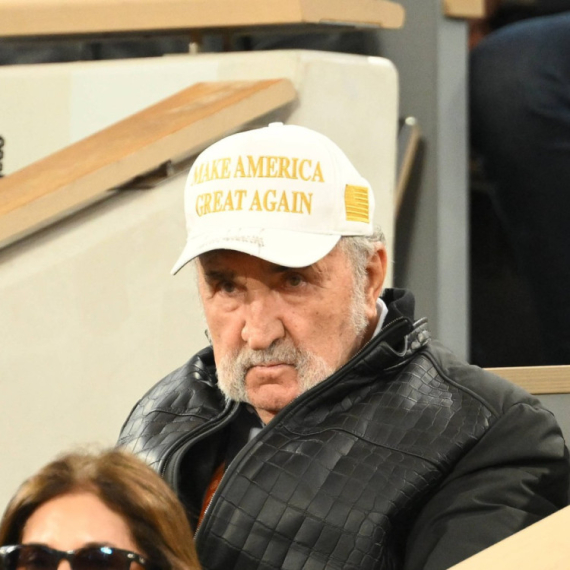 Kontroverzni kačket na Novakovom meču – zbog kontroverznog biznismena