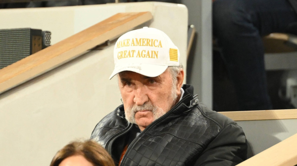 Kontroverzni kačket na Novakovom meču – zbog kontroverznog biznismena