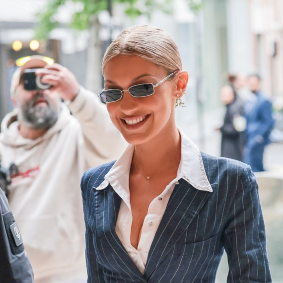 Sad je fatalna plavuša i ne skida osmeh s lica, a za njenim cipelama su žene poludele FOTO