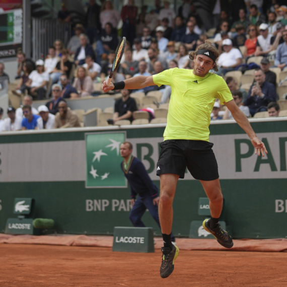 Šok: Gigante izbacio Cicipasa sa Rolan Garosa!