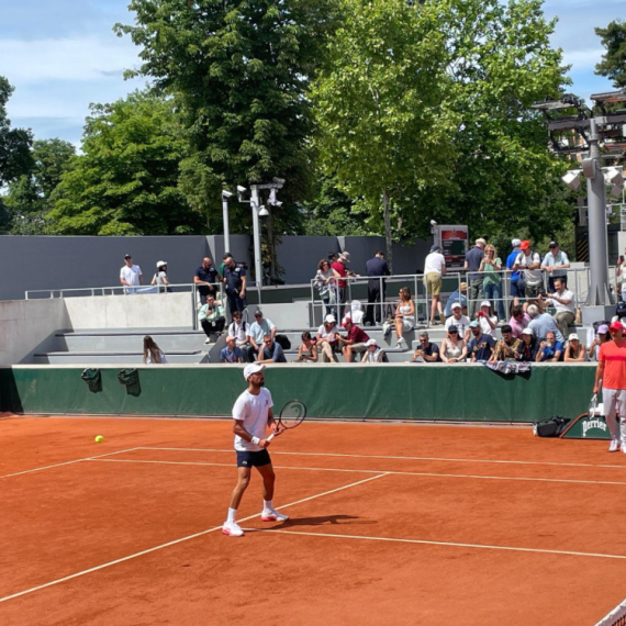 Đoković imao "specijalnog" sparing partnera pred Mutea FOTO