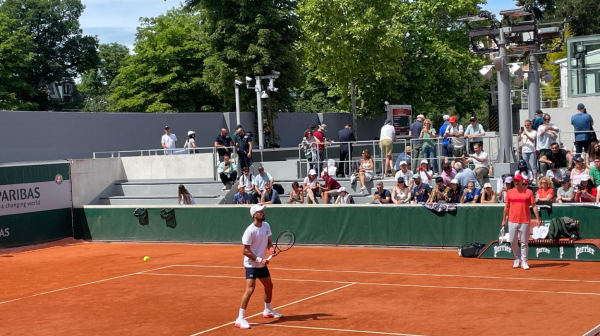 Đoković imao "specijalnog" sparing partnera pred Mutea FOTO