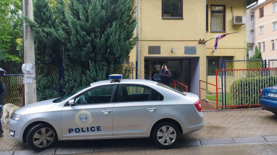 Tzv. kosovska policija upala u zatvoreni objekat Pošte u Prilužju: Postavljena tabla tzv. pošte Kosova