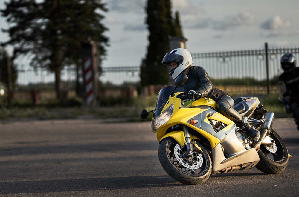 Da li su visok vetrobran i deflektor uvek dobro rešenje?