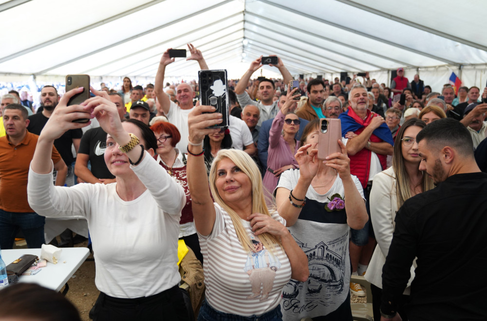 Slike sve govore: Vučić okupio više ljudi pod šatorima u zaječarskim selima nego blokaderi u Beogradu FOTO