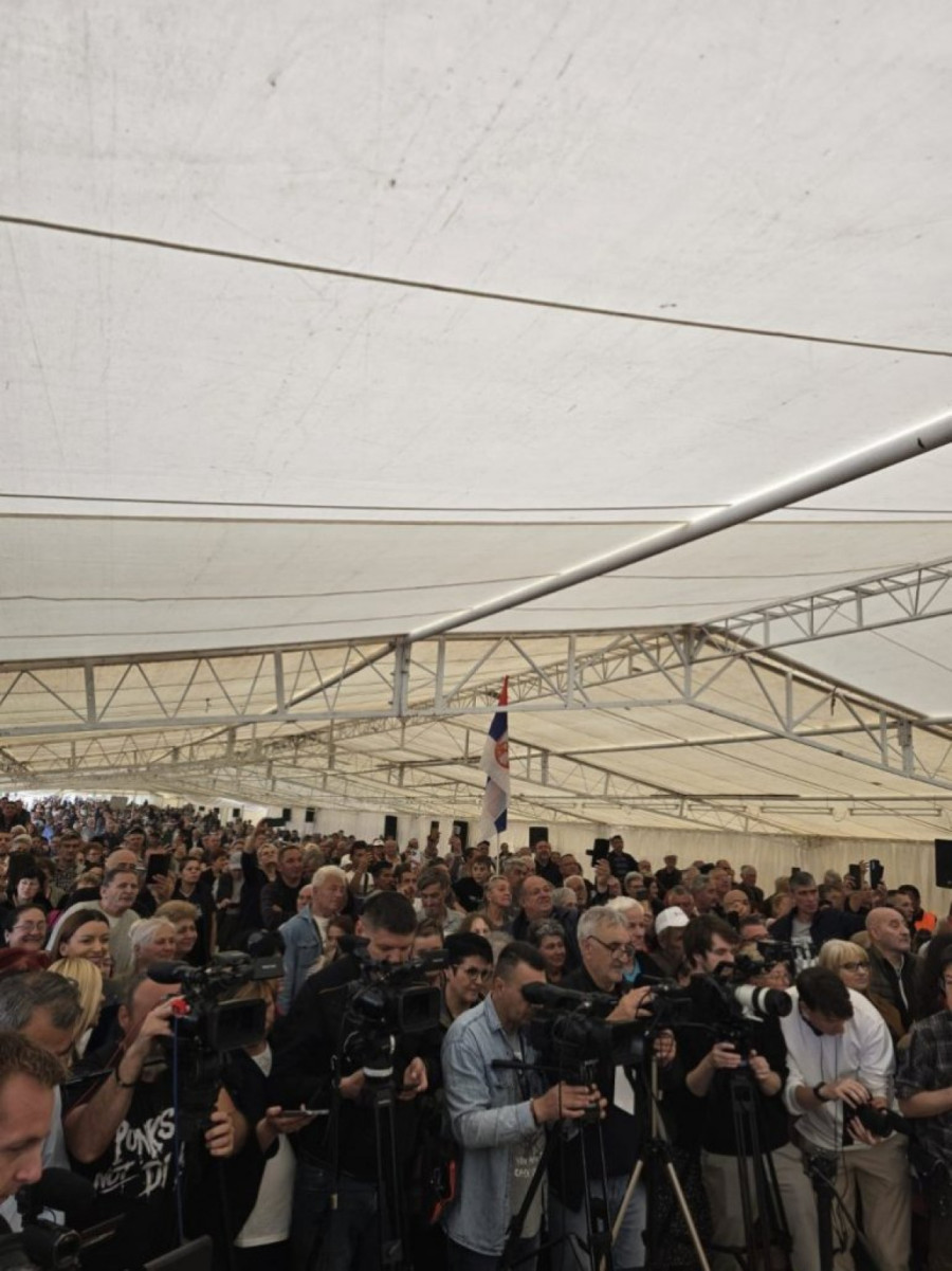 Slike sve govore: Vučić okupio više ljudi pod šatorima u zaječarskim selima nego blokaderi u Beogradu FOTO