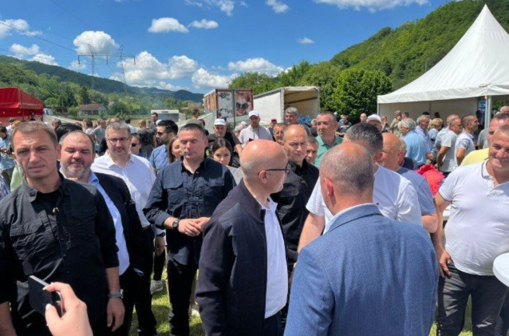 Celo selo dočekalo predsednika Srbije; Vučić: Zemlja napadnuta i spolja i iznutra – do pobede u nedelju FOTO