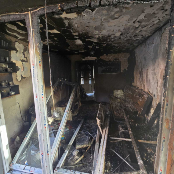 Užas u Nišu; Izbio požar u porodičnoj kući: Povređeno šest osoba, među njima četvoro dece FOTO