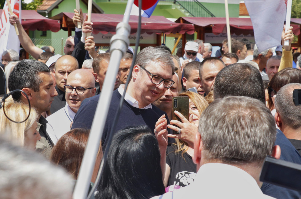 Celo selo dočekalo predsednika Srbije; Vučić: Zemlja napadnuta i spolja i iznutra – do pobede u nedelju FOTO