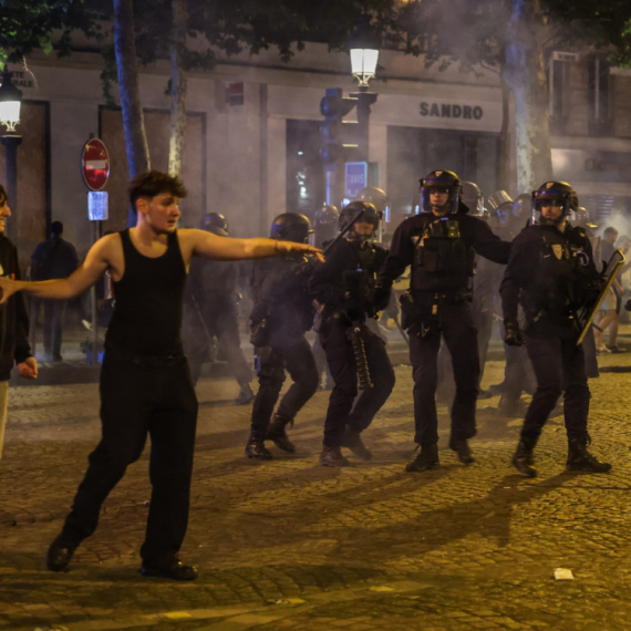 Pariz pretvoren u ratnu zonu u noći slavlja VIDEO