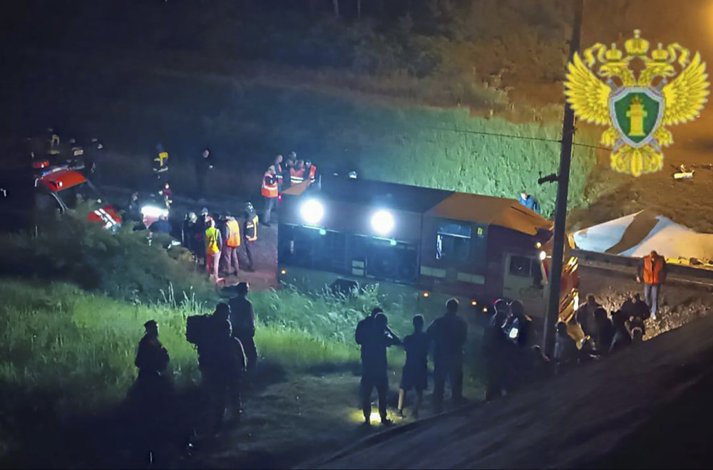 Snimljen trenutak rušenja mosta u Rusiji; Spasioci na licu mesta, odjekuju vrisci FOTO/VIDEO