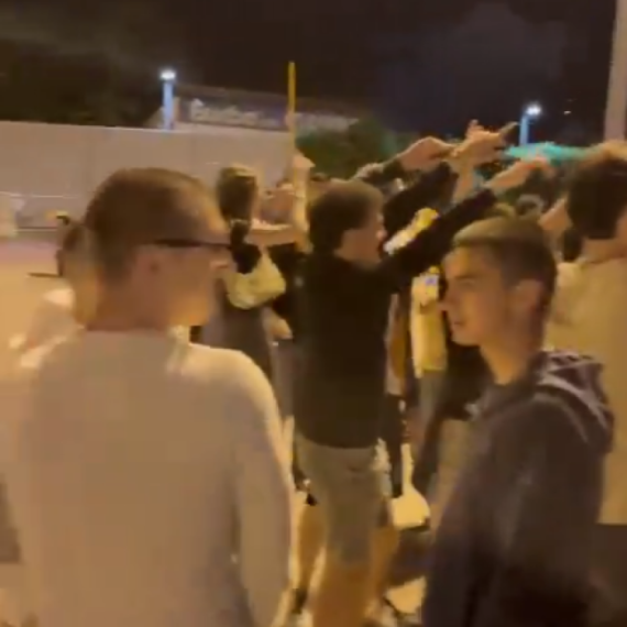 Žurka, đuskanje i pivo; Ovako blokaderi obeležavaju 7 meseci od tragedije u Novom Sadu VIDEO