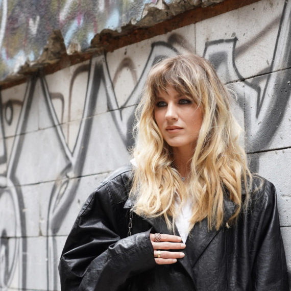 Da li je ova žena stvarna? Tek što se porodila, a već je otkrila ravan stomak FOTO