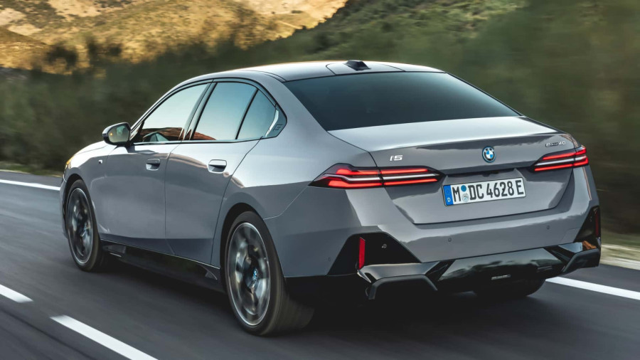 Fanovi mogu da odahnu: BMW limuzine su i dalje srce brenda!