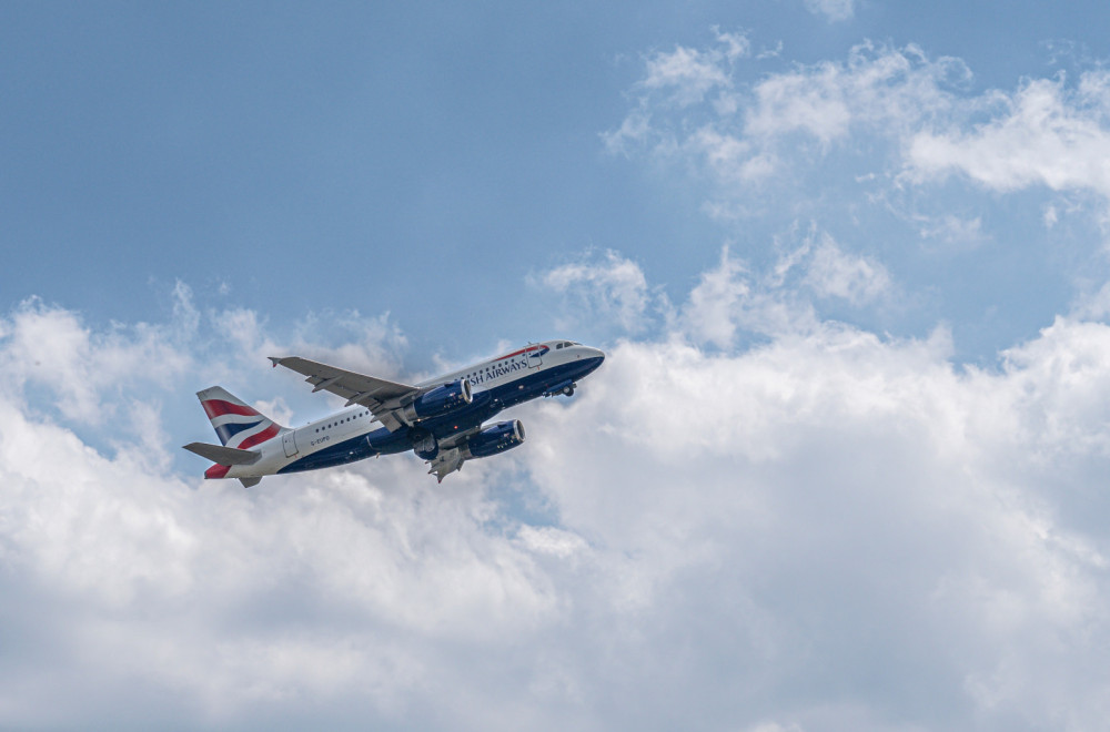 Drogiran stjuard go igrao u avionu, policija hitno morala da reaguje