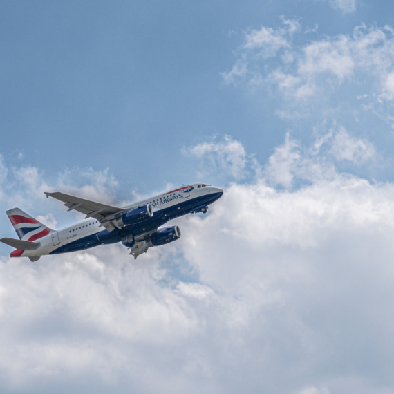 Drogiran stjuard go igrao u avionu, policija hitno morala da reaguje