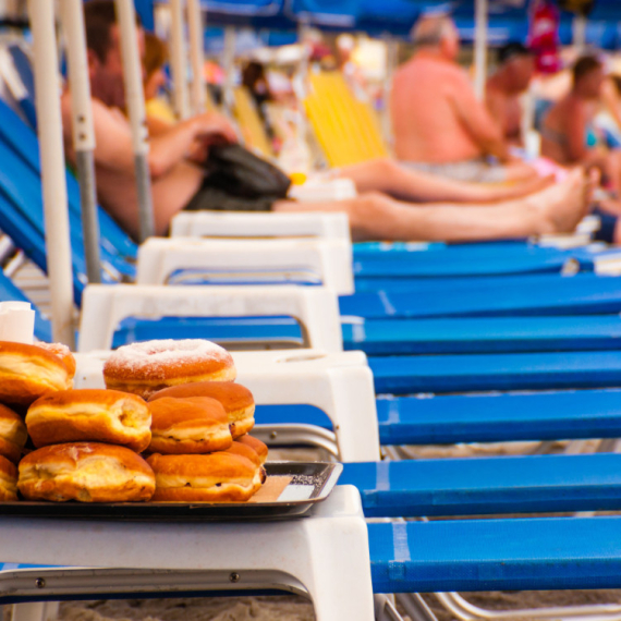 "Sutomorski sindrom, sve je ličilo na vašar": Turista iz Srbije otkrio šta je doživeo na plaži u Grčkoj ANKETA