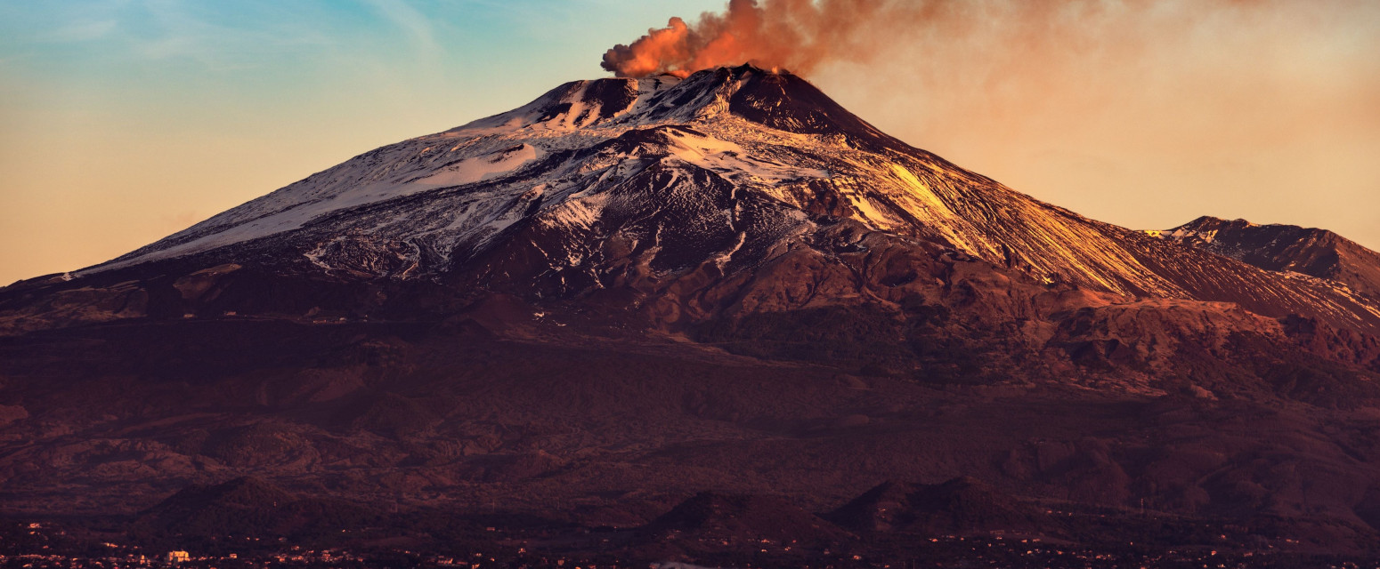 Izdata hitna upozorenja; Rizično letenje zbog erupcije