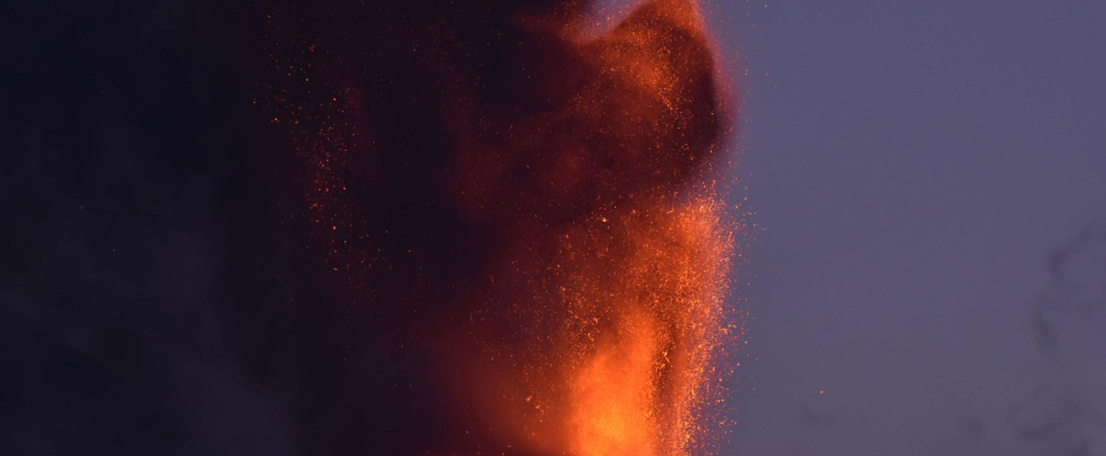 Snažna erupcija Etne: Turisti beže kako bi spasili živote VIDEO