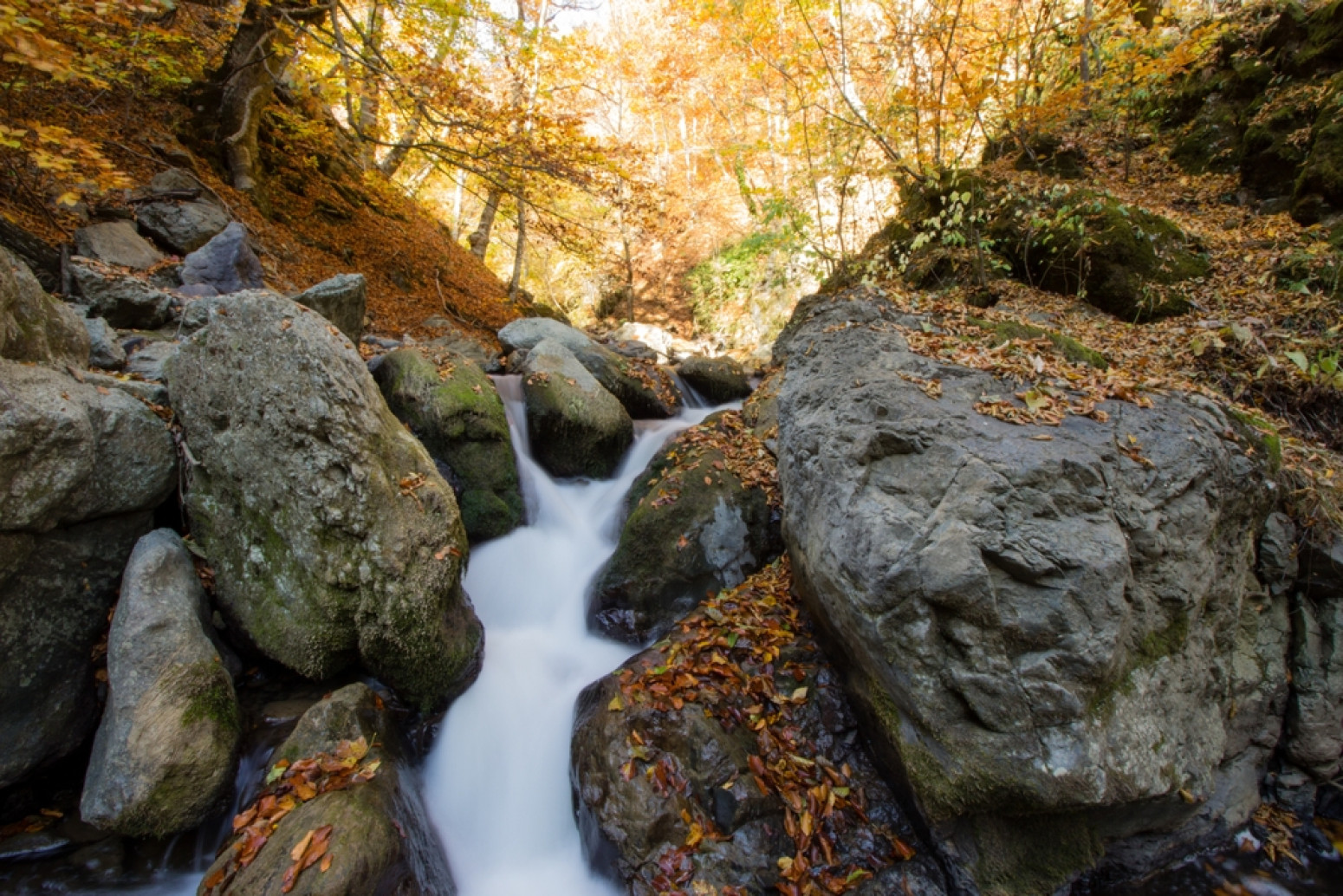Voda dostiže 65 stepeni, a noćenje od 2.000 dinara: Ova banja je raj za odmor i oporavak FOTO