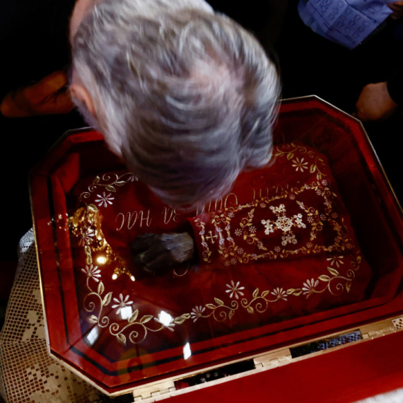 Na hiljade vernika se poklonilo ruci Svetog Save