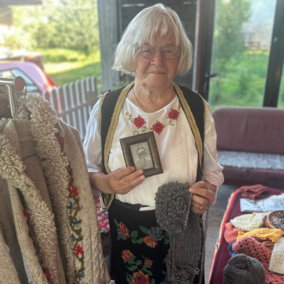 Milica sa 10 godina naučila da štrika, a i danas to obožava iako je u osmoj deceniji FOTO