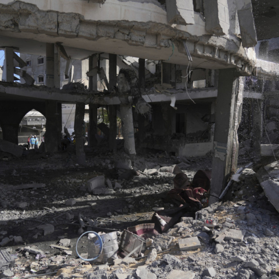 Izvršen vazdušni udar; Meta je bila škola; Ima mrtve dece