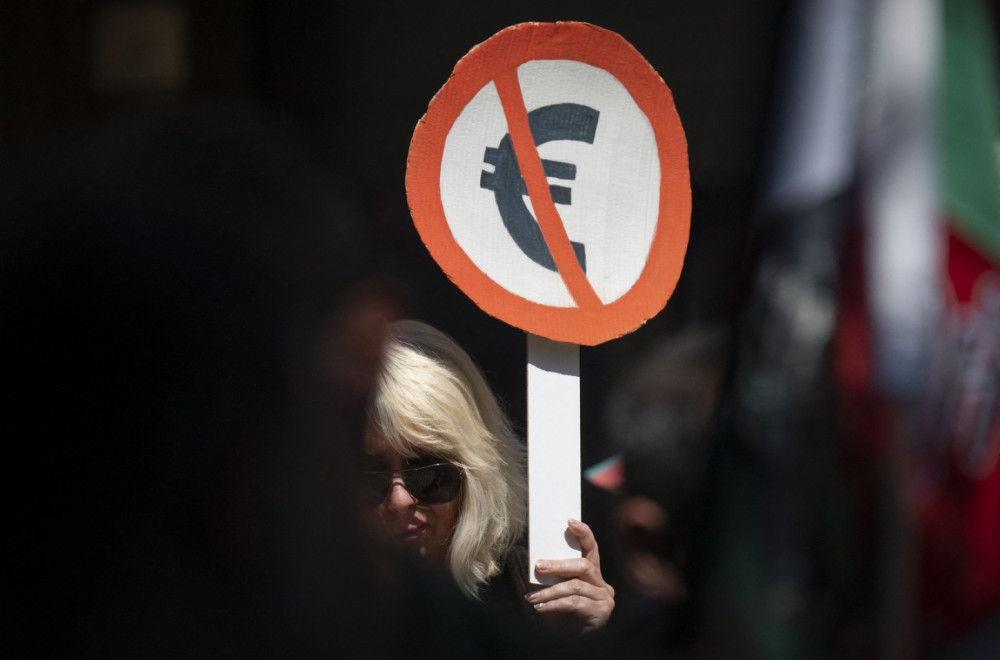 Tuča u Skupštini: Poslanici nasrnuli jedni na druge VIDEO