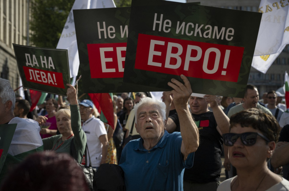 Tuča u Skupštini: Poslanici nasrnuli jedni na druge VIDEO