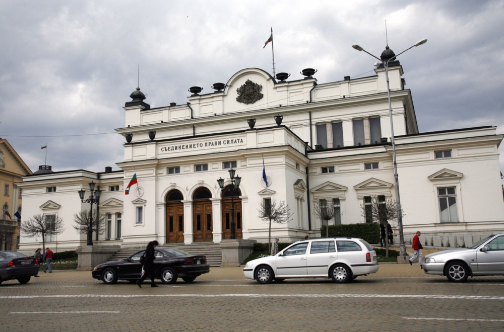 Tuča u Skupštini: Poslanici nasrnuli jedni na druge VIDEO