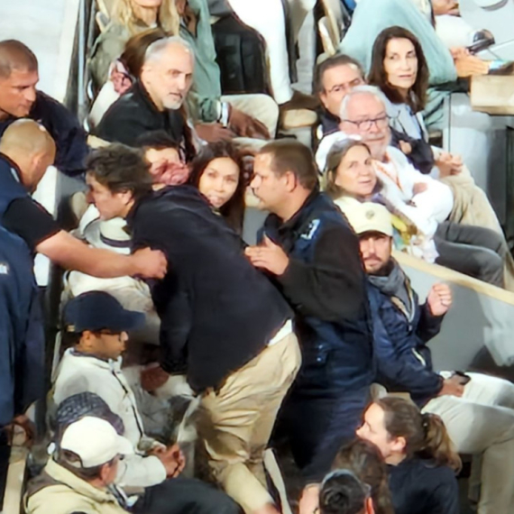 Frka na Novakovom meču – policija uletela na tribine i izbacila dvoje navijača FOTO